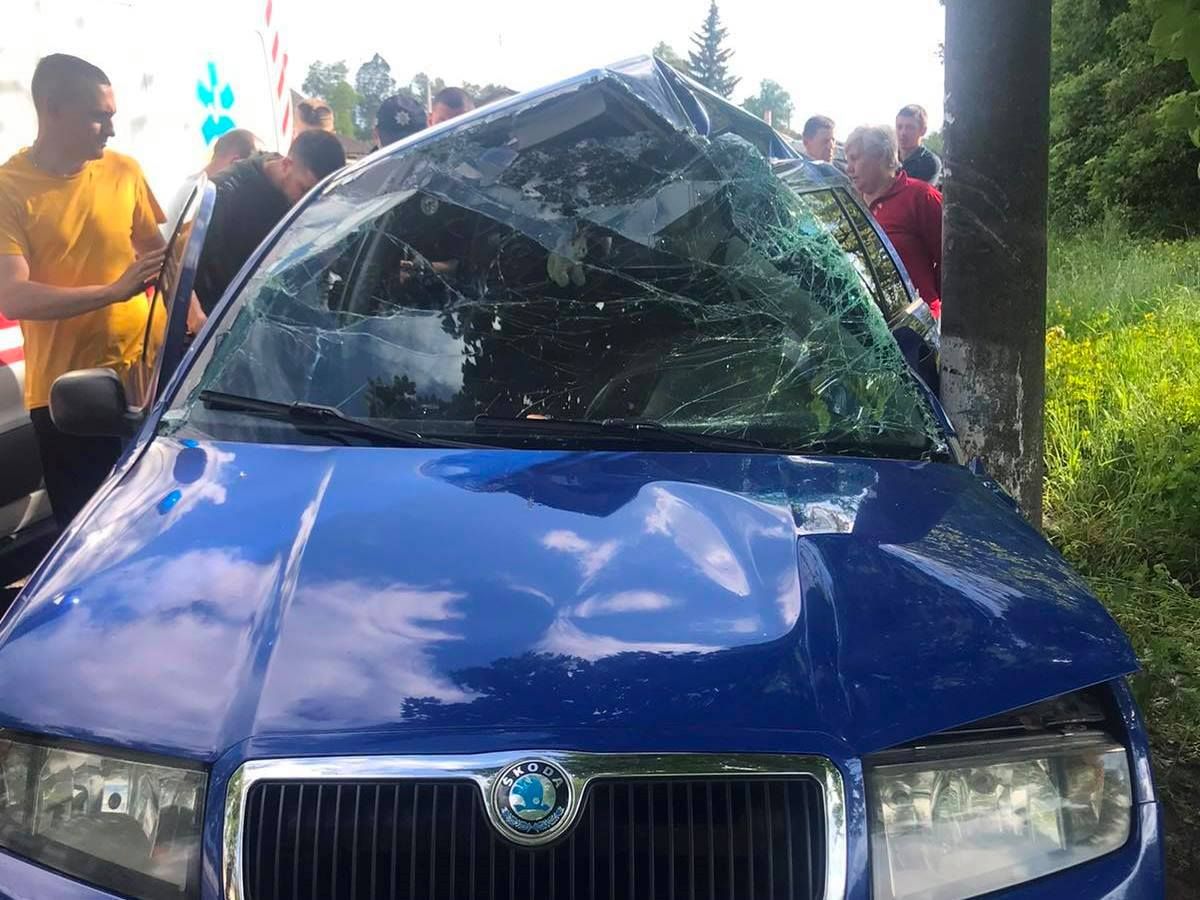 35-річний водій застряг в автомобілі після зіткнення зі стовпом у Самборі
