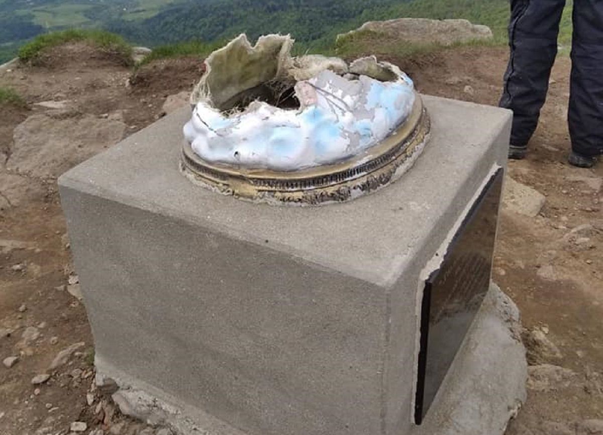 На горі Пікуй обвалилась гіпсова статуя Ісуса Христа
