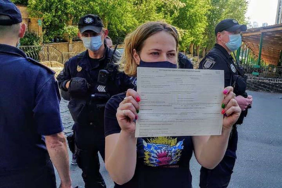 Поліція затримала активістів за наліпки біля Офісу президента