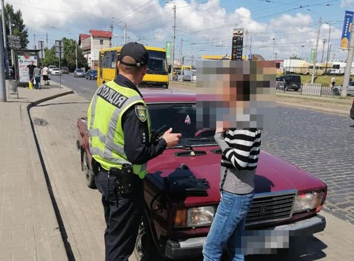 Львівські патрульні двічі за день зупинили нетверезу водійку
