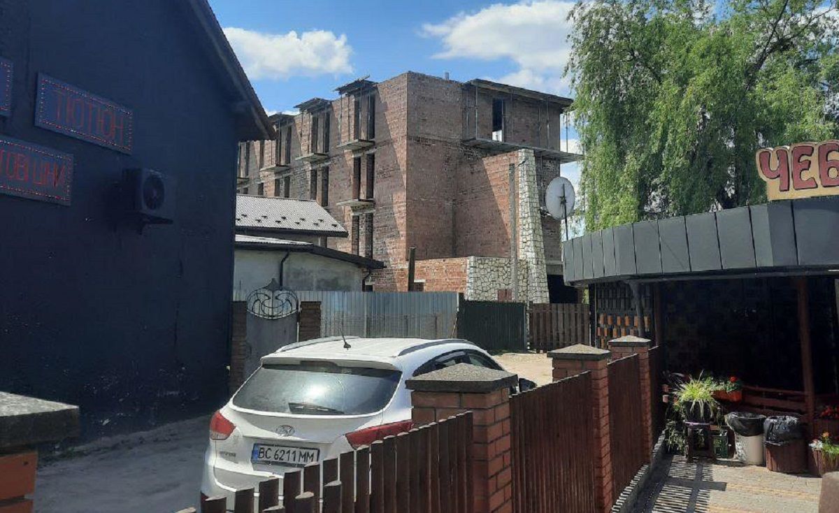 У Брюховичах місцева підприємиця будує готельний комплекс без дозволів