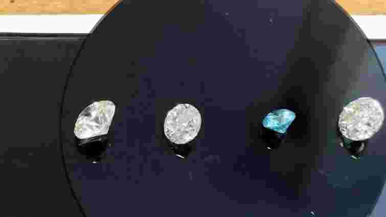 Київські митники виявили 61 діамант у посилках зі США