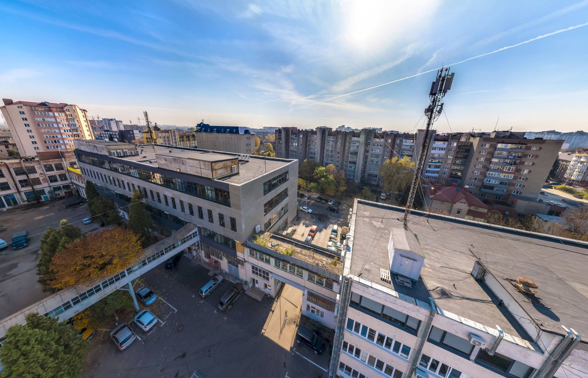 Велетень розростається