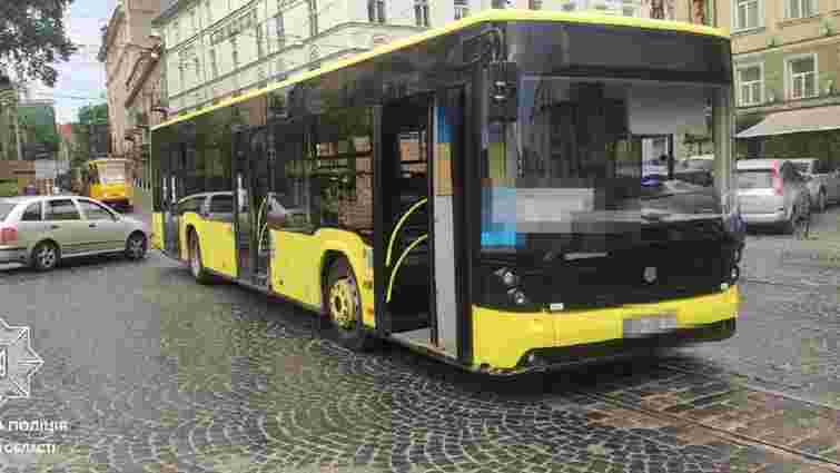 Водій позашляховика в’їхав в автобус у центрі Львова та втік