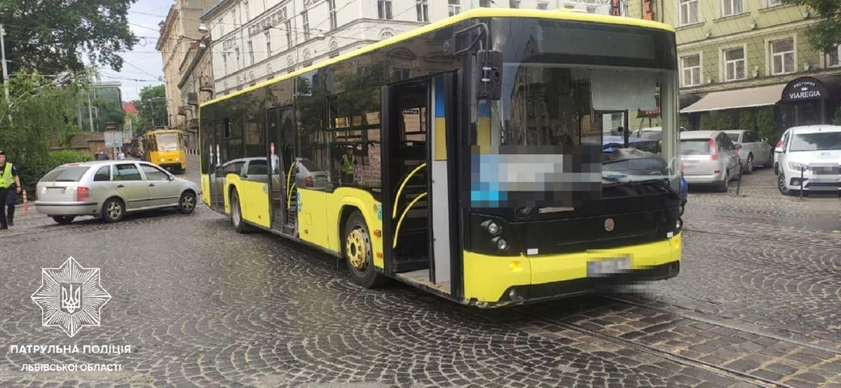 Водій позашляховика в’їхав в автобус у центрі Львова та втік