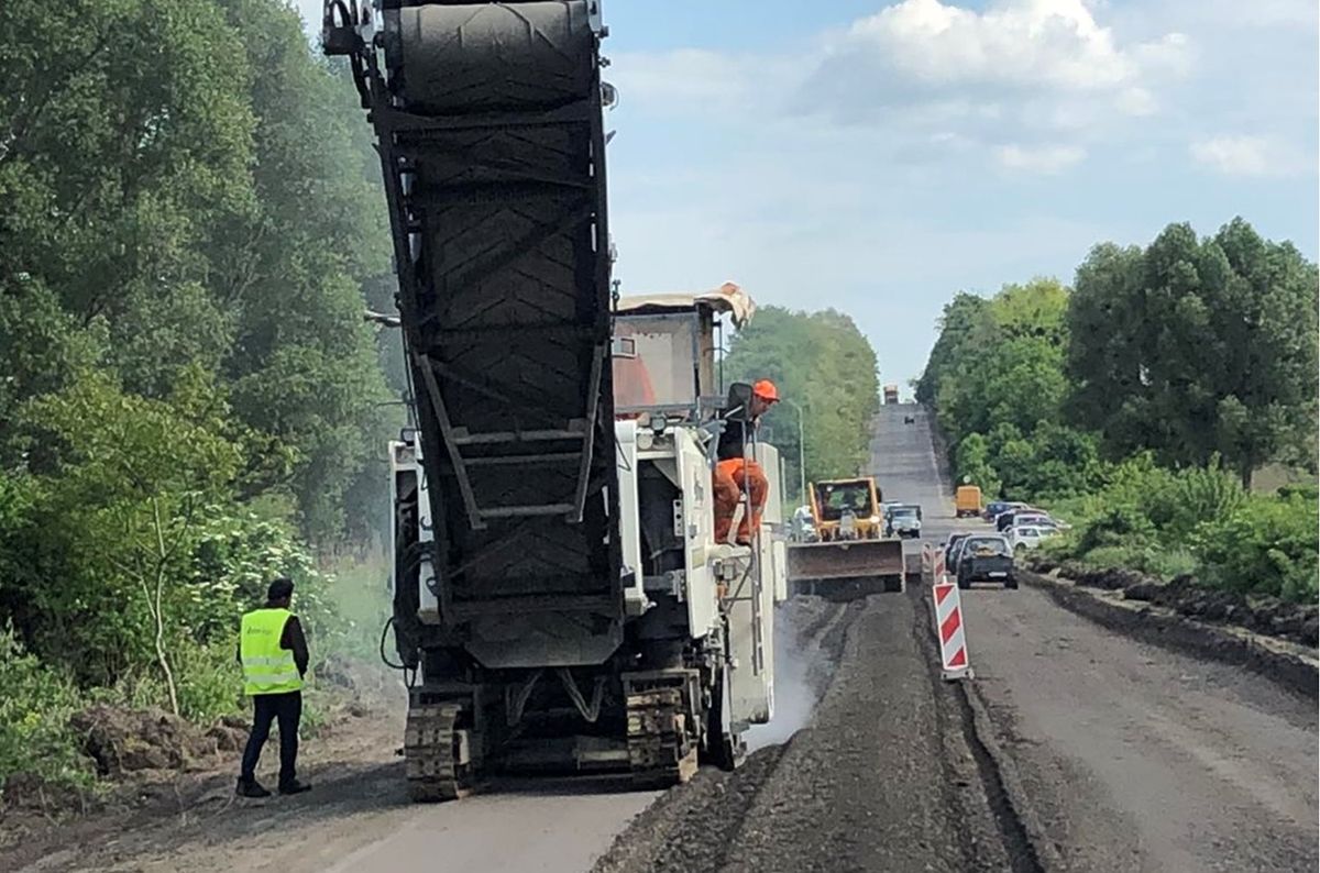 Дорожники почали ремонт аварійної дороги зі Львова до Рогатина