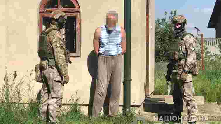 На Львівщині втретє затримали священика-самозванця за продаж саморобної зброї