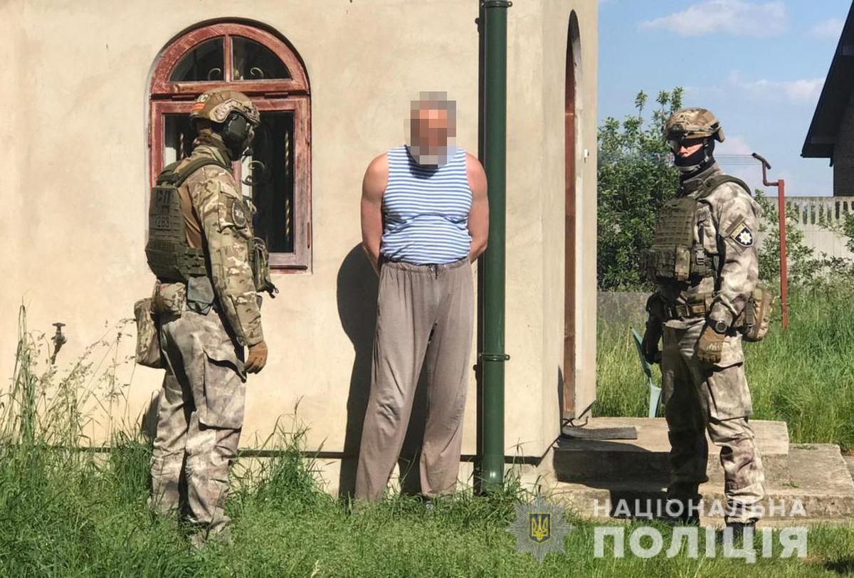 На Львівщині втретє затримали священика-самозванця за продаж саморобної зброї