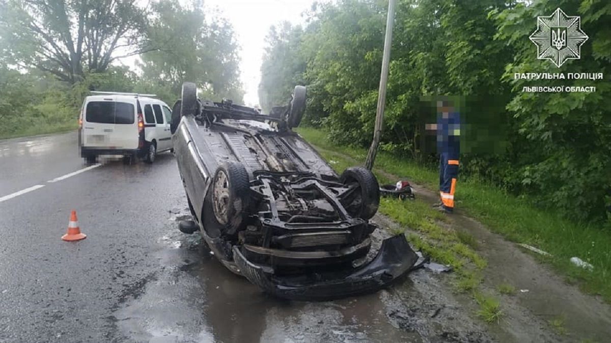 23-річний водій під наркотиками перекинувся на дах на околиці Львова