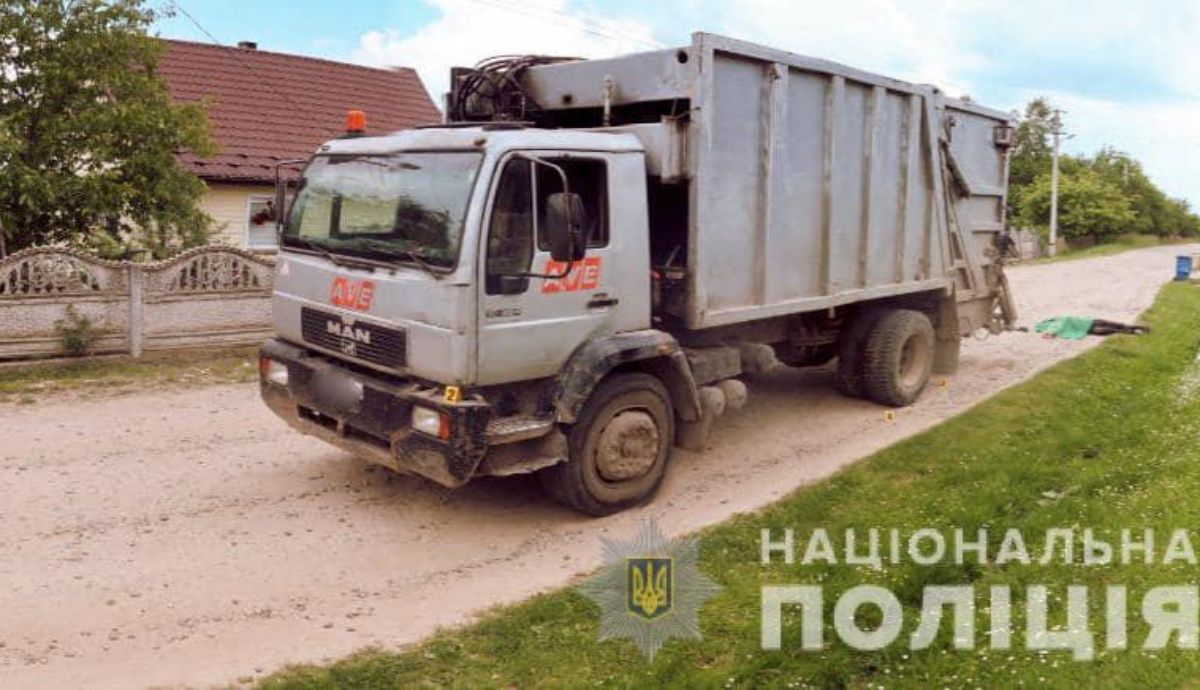 Внаслідок наїзду сміттєвоза на Прикарпатті загинув 46-річний прибиральник