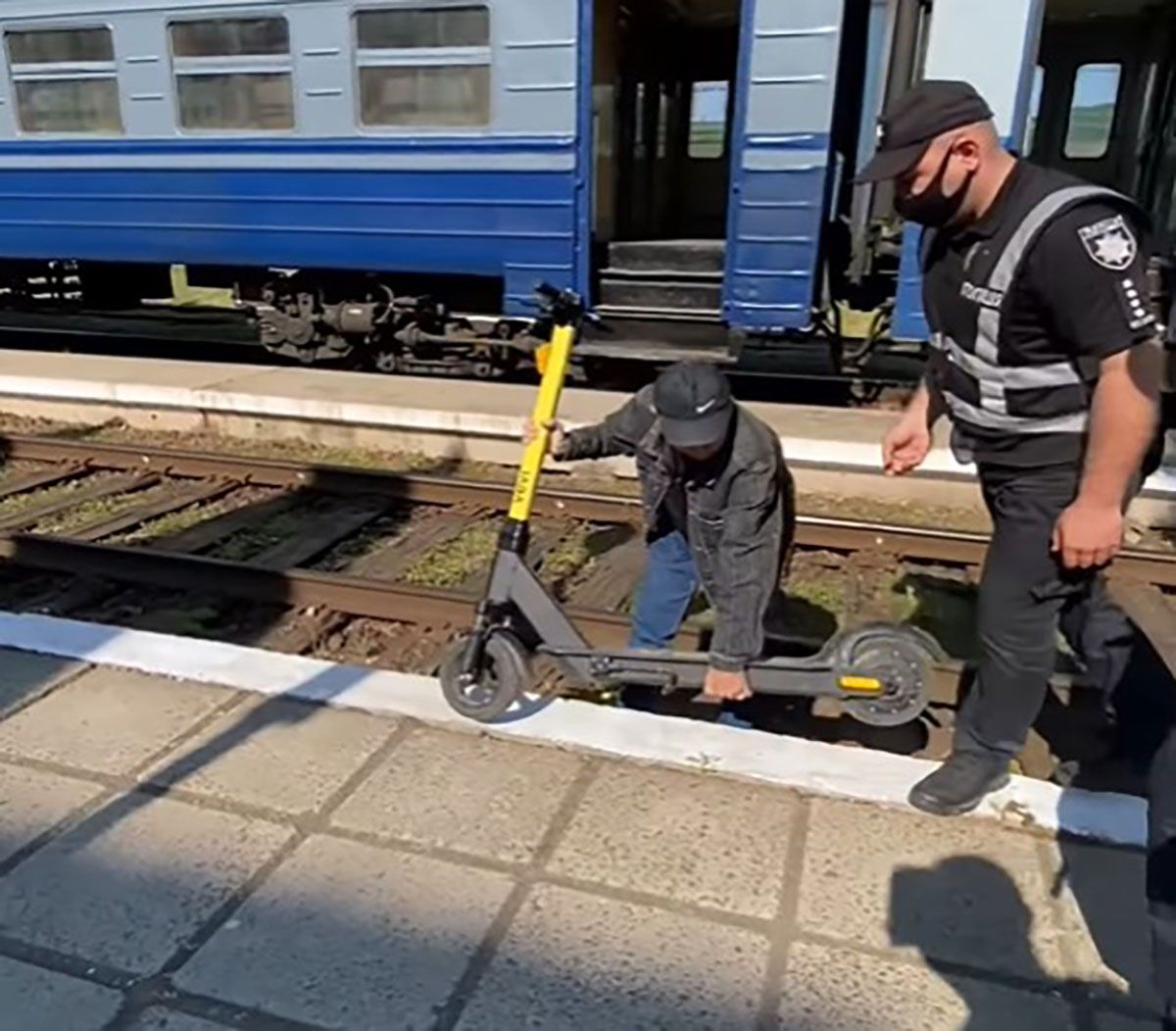 Крадений електросамокат з прокату в Ужгороді знайшли за 40 кілометрів від міста