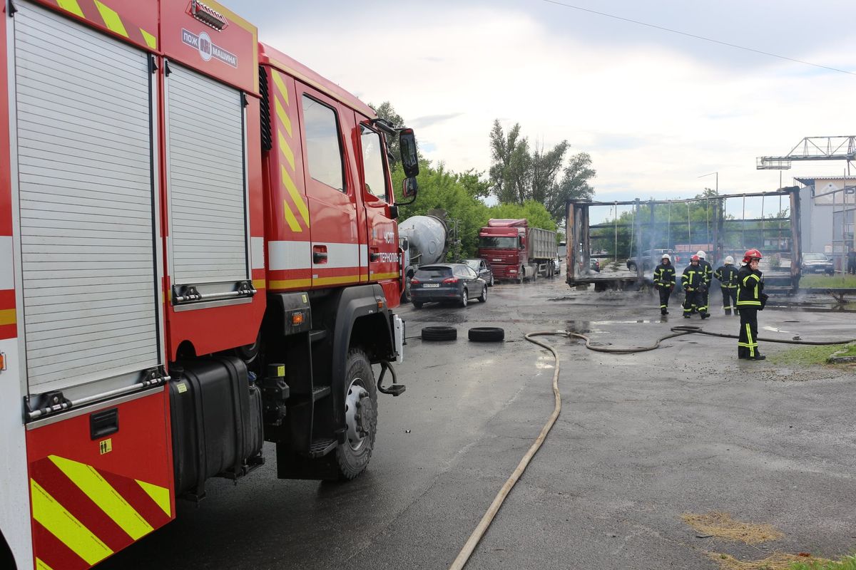 На АЗС у Тернополі вщент згорів причеп фури