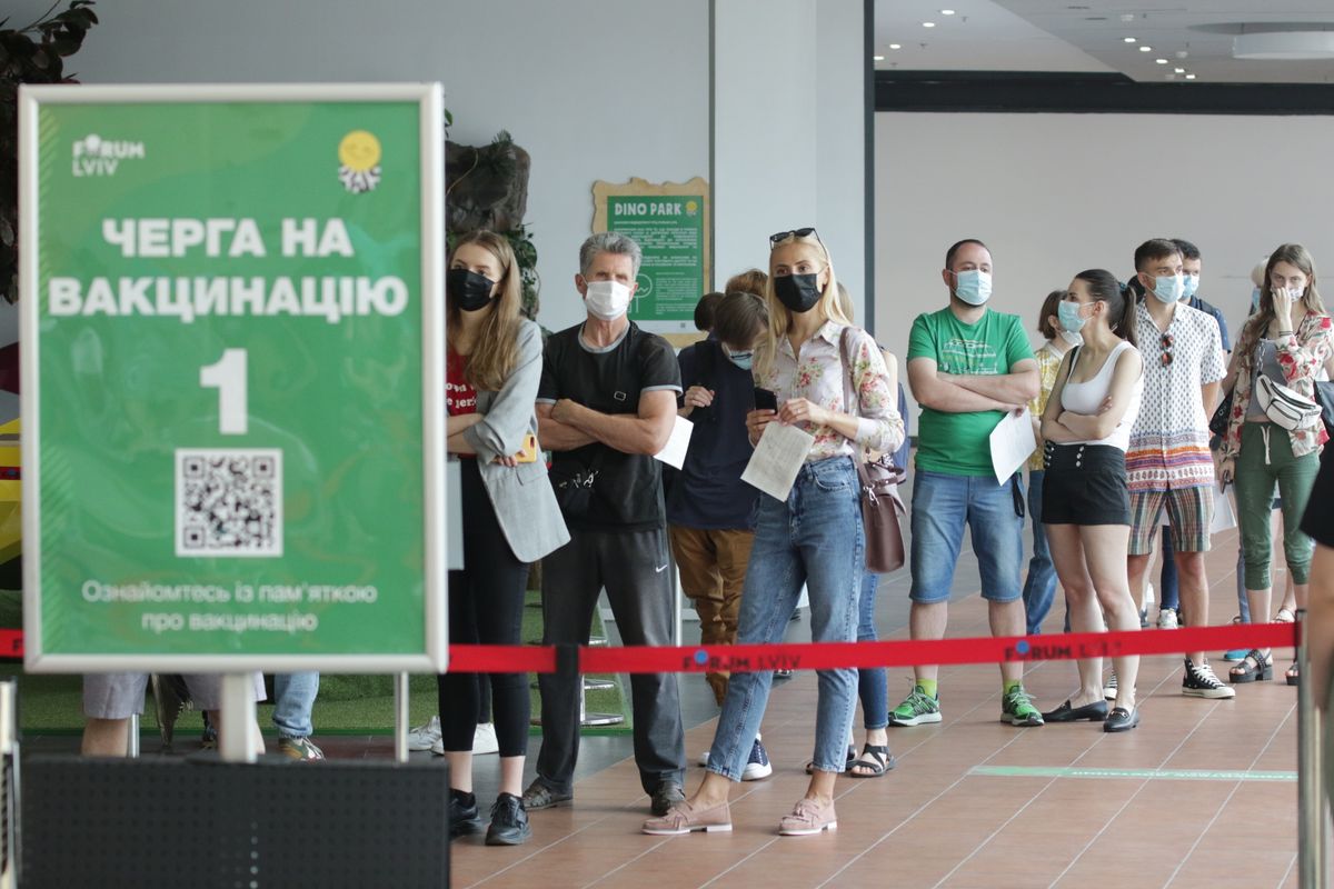 У львівських центрах вакцинації утворились черги з охочих щепитися