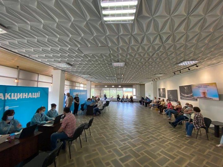 Черга вакцинації в центрі Дованка