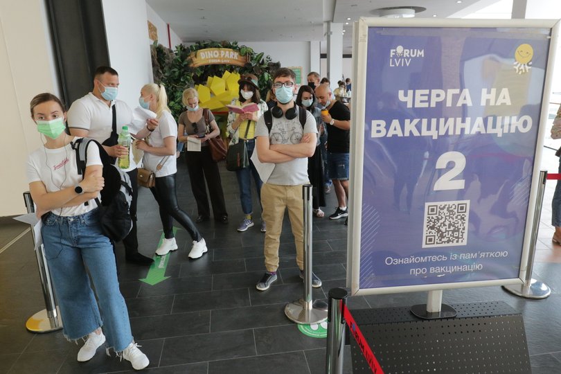 Черга вакцинації в торговому центрі Форуму LVIV