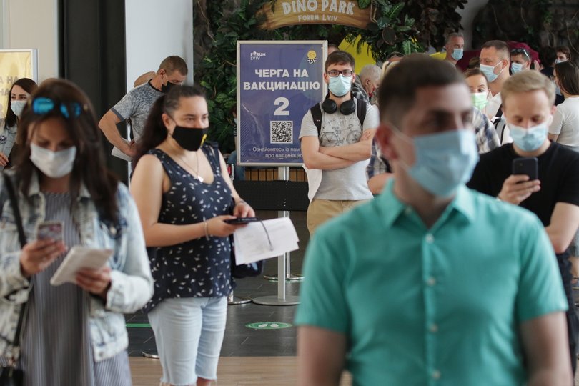 Черга вакцинації в торговому центрі Форуму LVIV