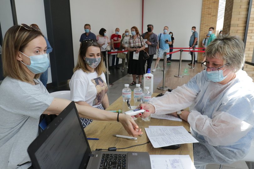 Черга вакцинації в торговому центрі Форуму LVIV