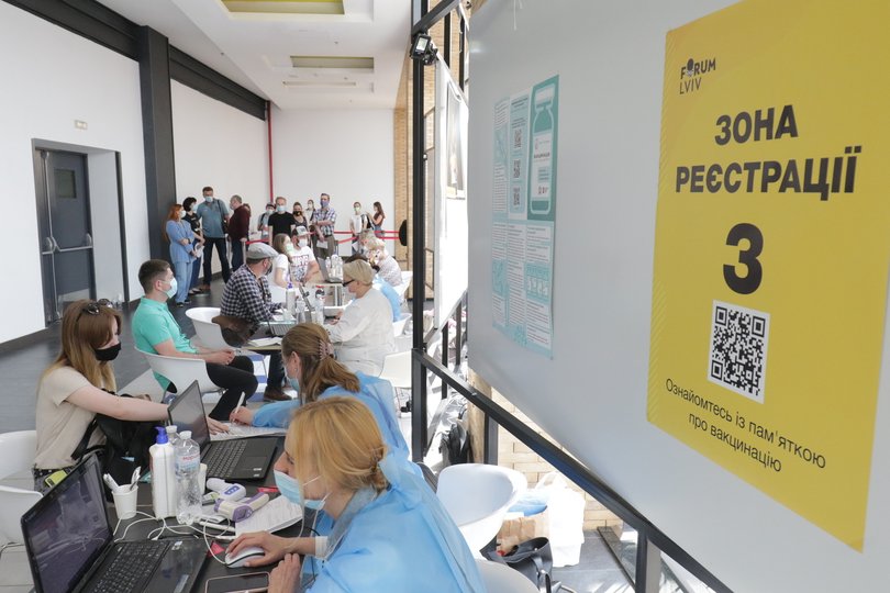 Черга вакцинації в торговому центрі Форуму LVIV