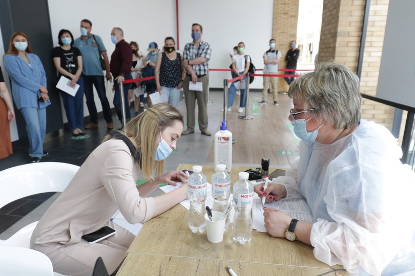 Черга вакцинації в торговому центрі Форуму LVIV