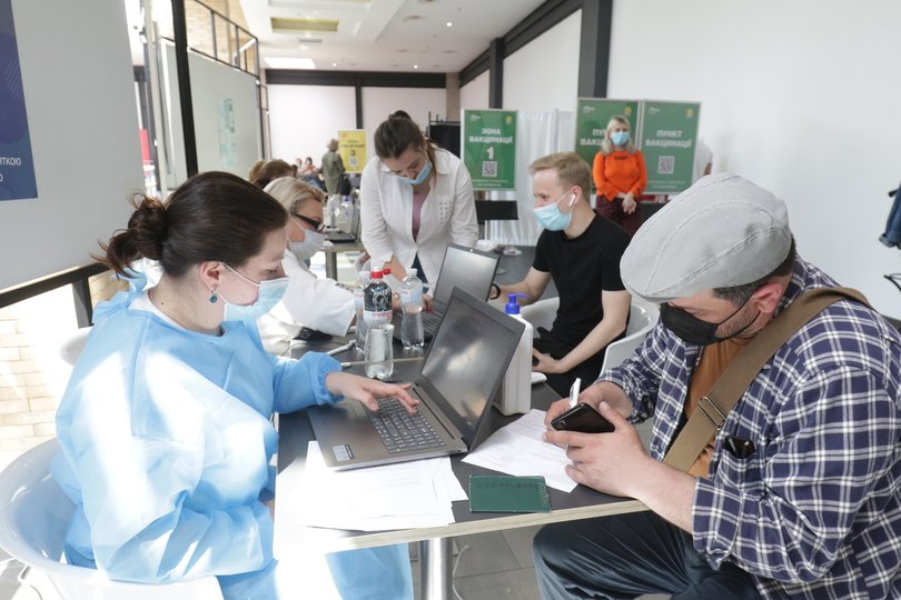 Черга вакцинації в торговому центрі Форуму LVIV