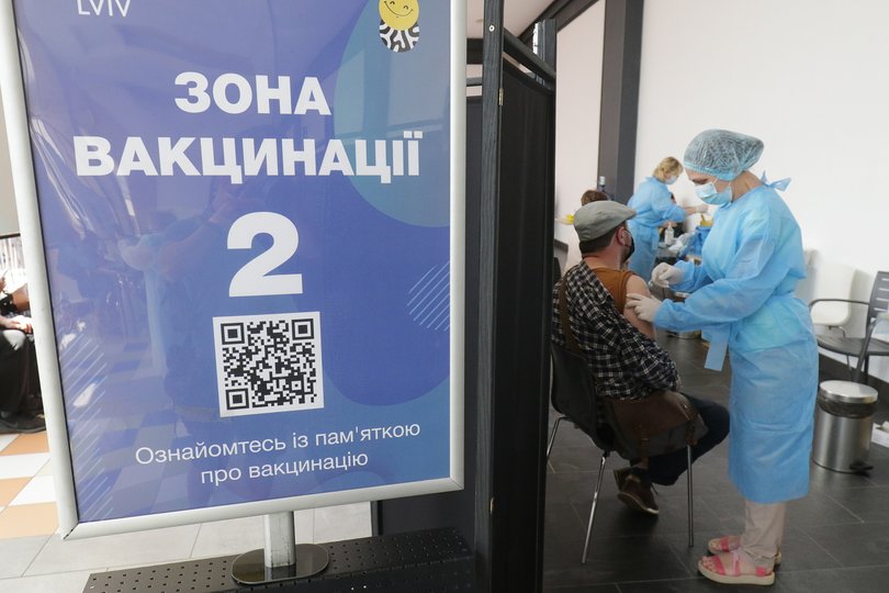 Черга вакцинації в торговому центрі Форуму LVIV