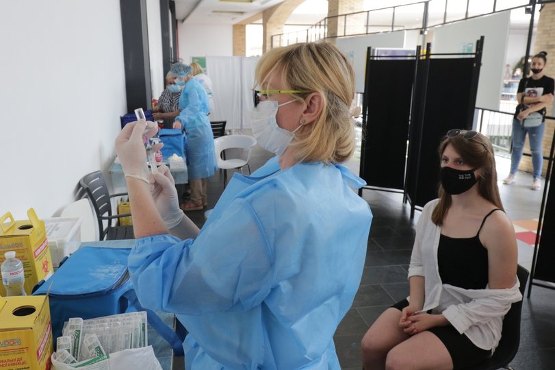 Черга вакцинації в торговому центрі Форуму LVIV