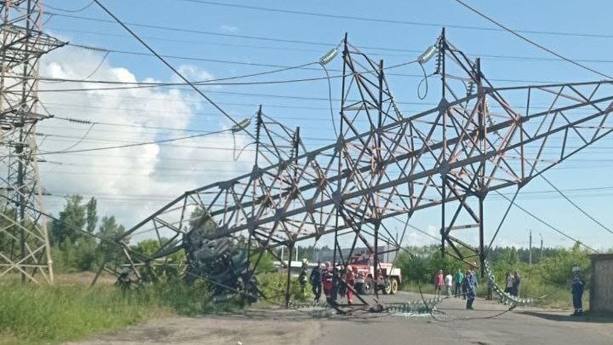 Вантажівка знесла високовольтну опору лінії електропередач в Києві