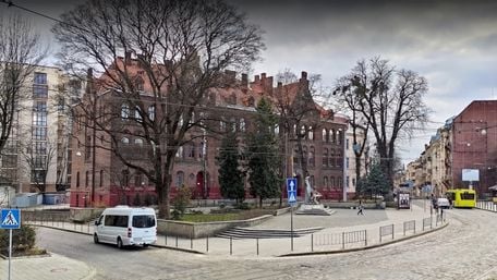 Директорам всіх львівських шкіл підвищили зарплату до 1000 доларів