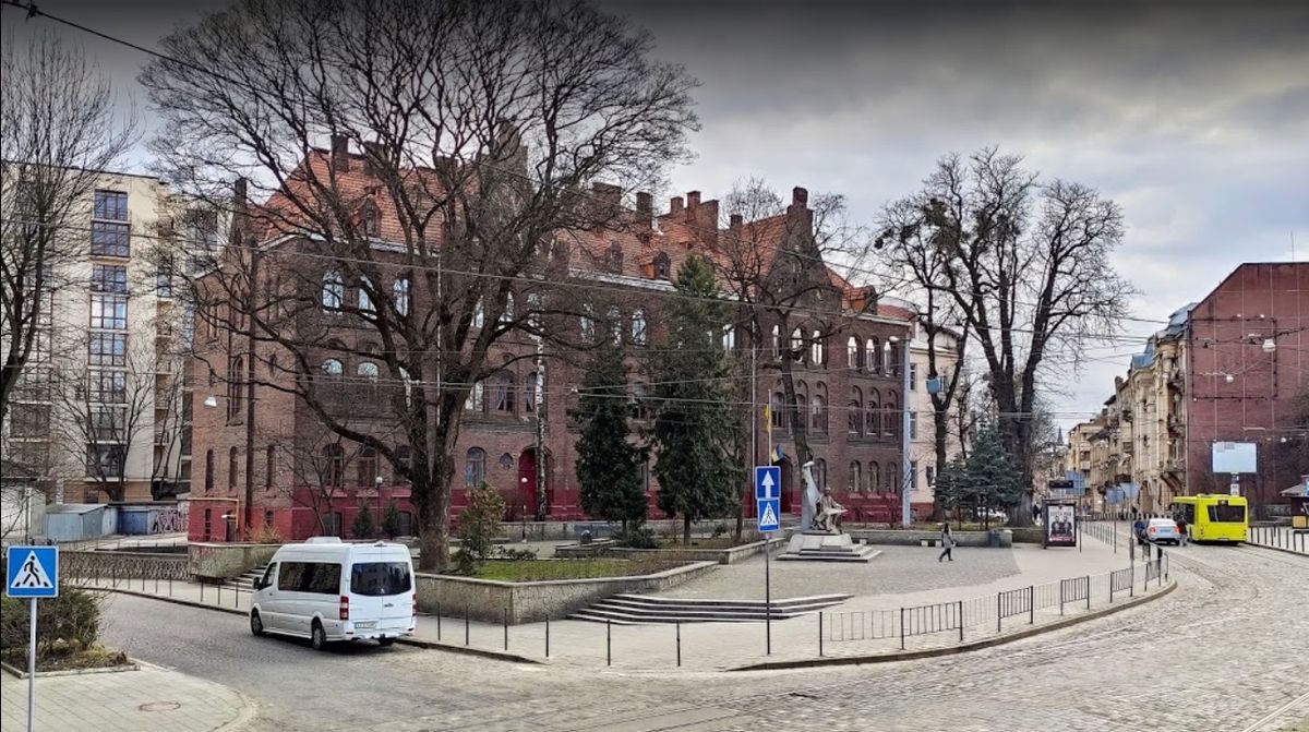 Директорам всіх львівських шкіл підняли зарплату до 1000 доларів