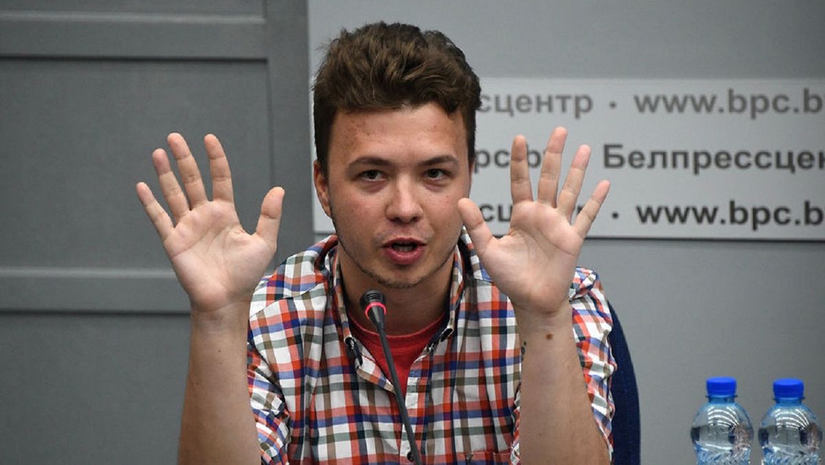 Роман Протасевич під наглядом силовиків пояснив походження своїх шрамів