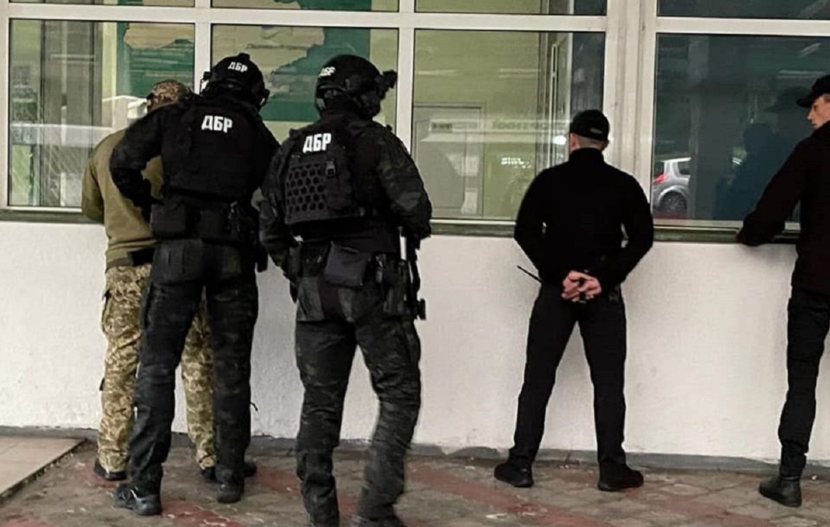 ДБР затримало двох львівських митників за систематичне хабарництво