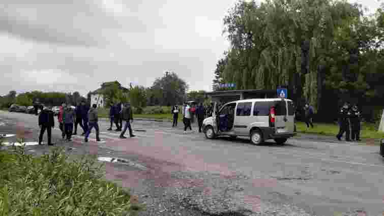 Мешканці шести сіл перекрили на Прикарпатті дорогу, вимагаючи ремонту