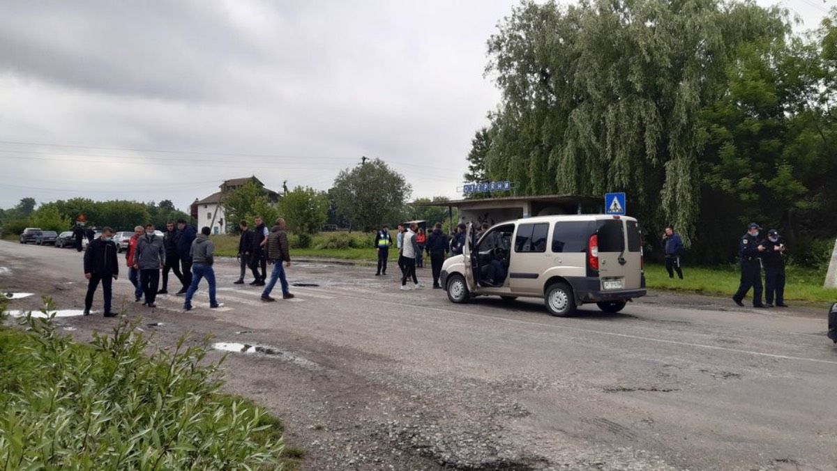 Мешканці шести сіл перекрили на Прикарпатті дорогу, вимагаючи ремонту