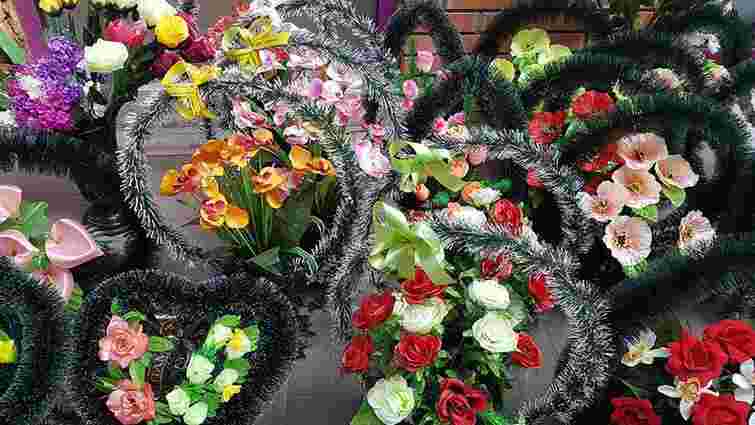 У Мукачеві заборонили пластикові вінки і штучні квіти на кладовищах