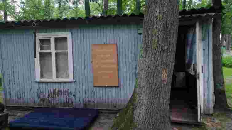На Київщині двоє дітей впали у яму вуличного туалету, загинула 10-річна дівчинка