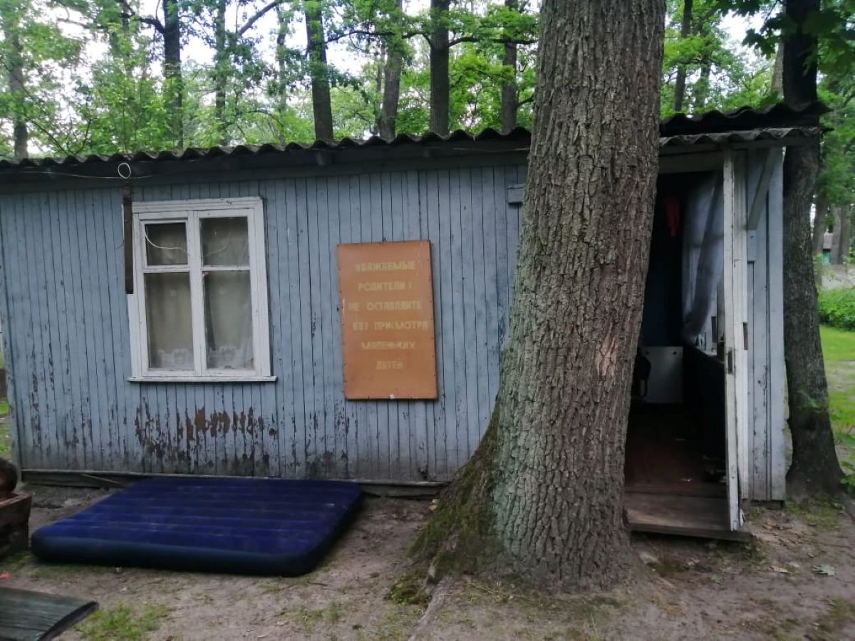 На Київщині двоє дітей впали у яму вуличного туалету, загинула 10-річна дівчинка