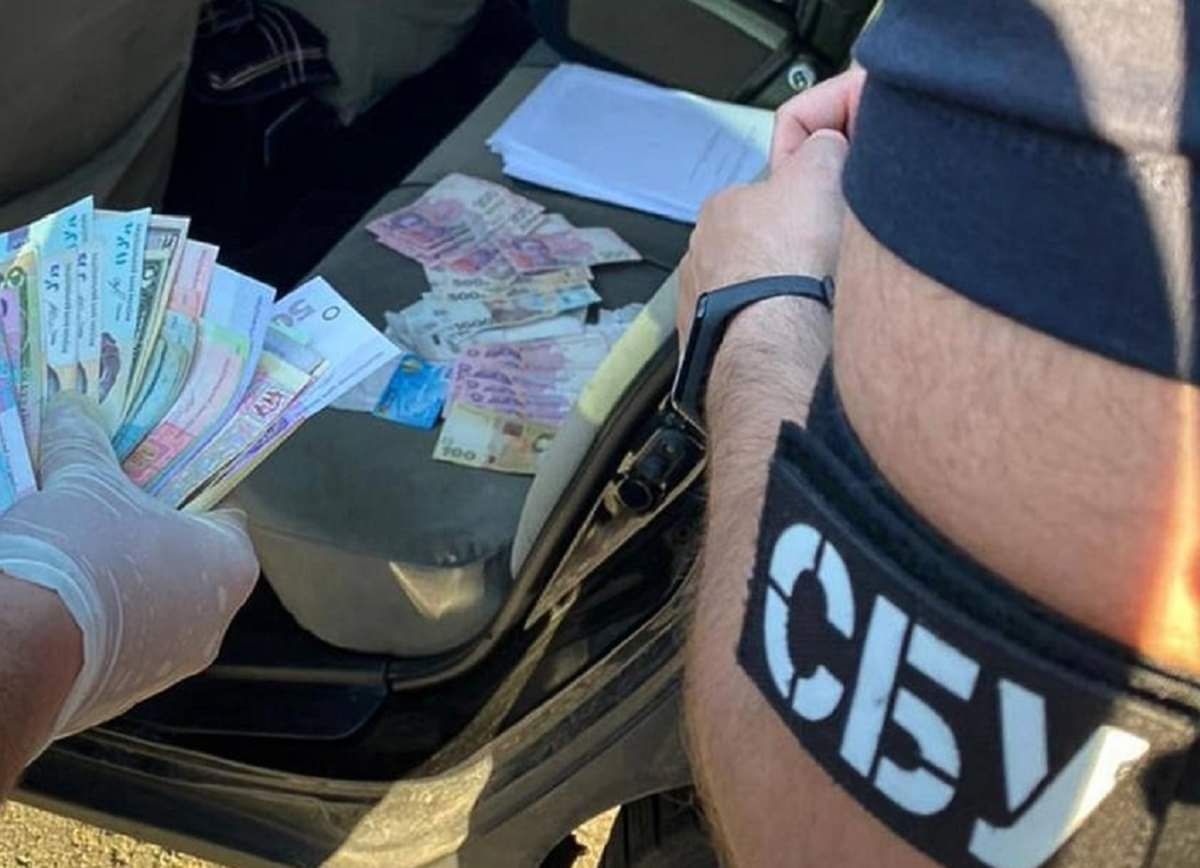 СБУ затримала на хабарі у 8 тис. доларів двох київських митників