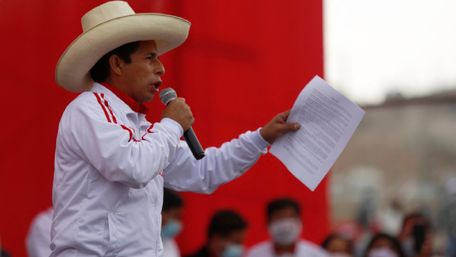 На президентських виборах у Перу переміг шкільний вчитель