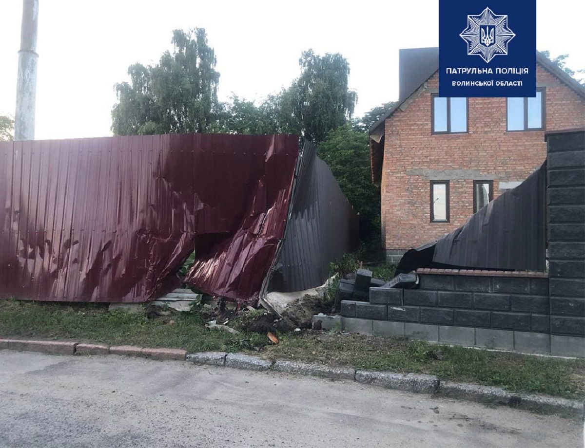 Нетвереза водійка тролейбуса в'їхала у паркан на околиці Луцька і втекла