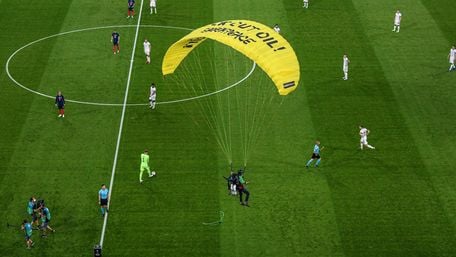 Активіст на параплані влетів на стадіон перед матчем Євро-2020, є постраждалі