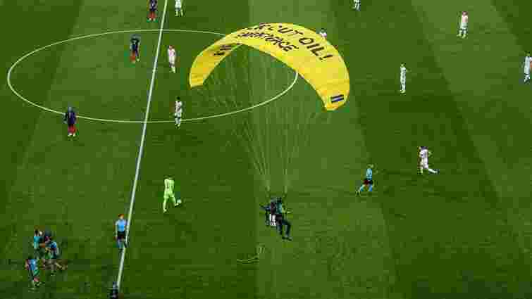 Активіст на параплані влетів на стадіон перед матчем Євро-2020, є постраждалі