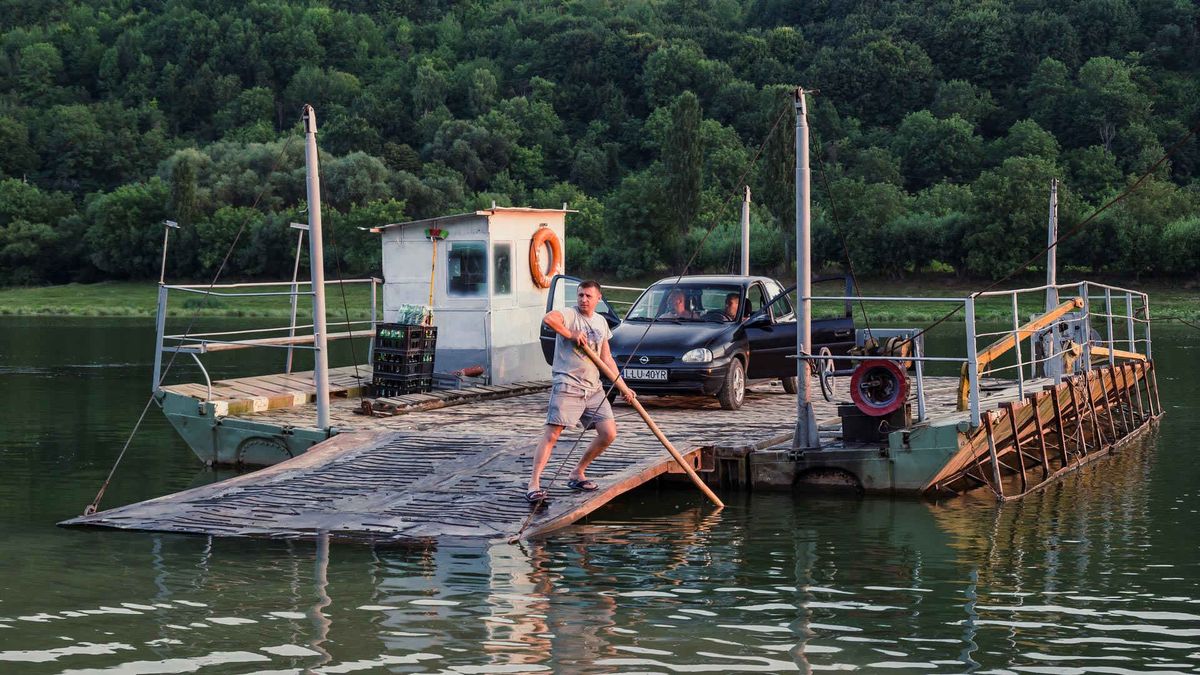 Через підйом води на Дністрі припинили роботу пороми