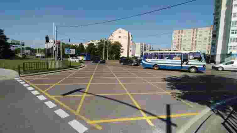 На перехресті двох вулиць у Львові нанесли розмітку «вафельницю»