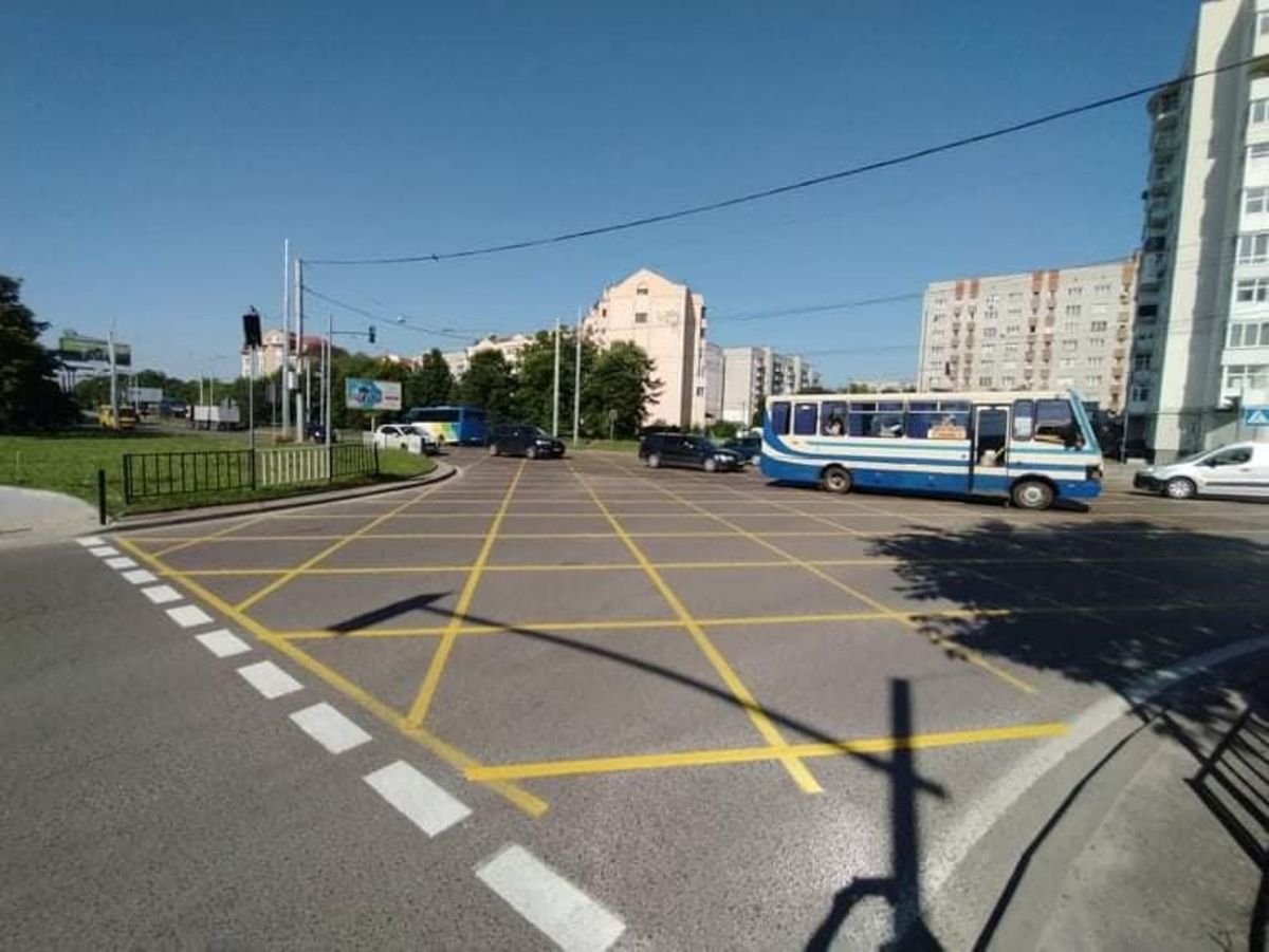 На перехресті двох вулиць у Львові нанесли розмітку «вафельницю»