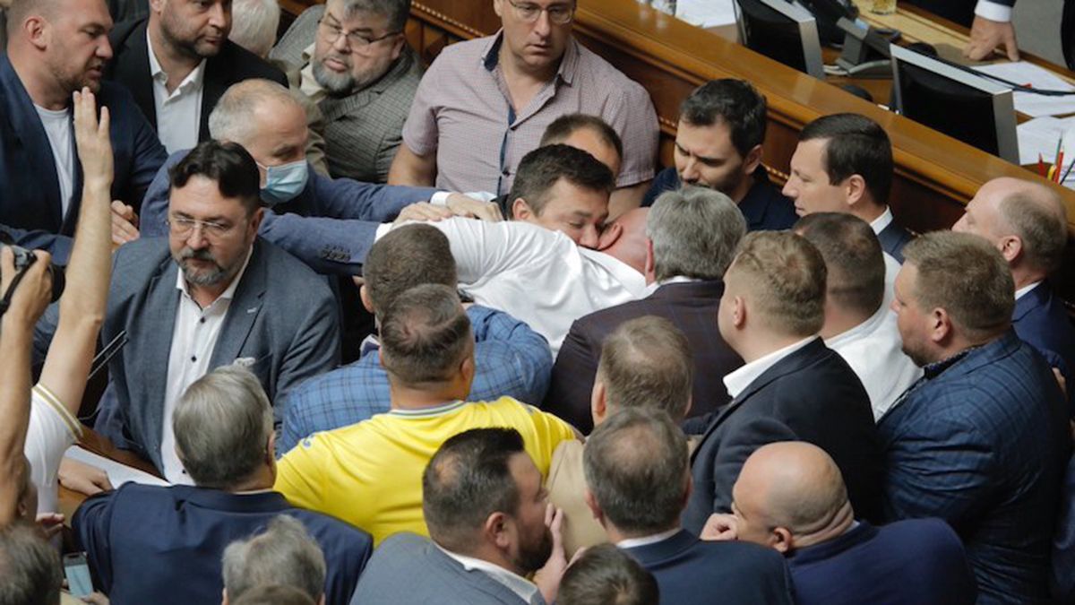 Микола Тищенко та Ілля Кива побилися біля трибуни у Верховній Раді