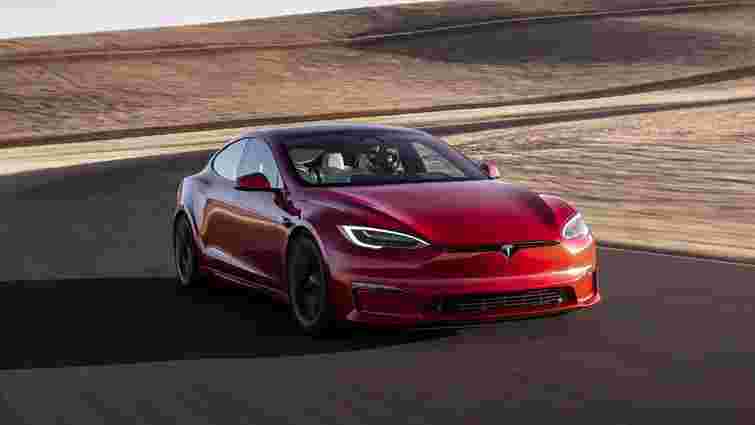  Tesla почала продавати найшвидший електромобіль на планеті