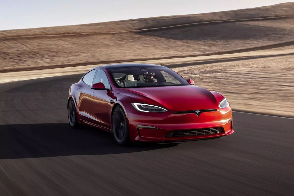  Tesla почала продавати найшвидший електромобіль на планеті
