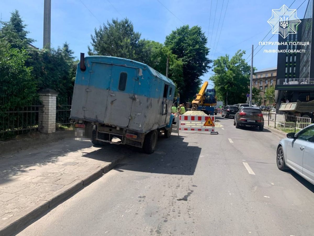 Через провалля на вул. Героїв УПА у Львові не курсують тролейбуси