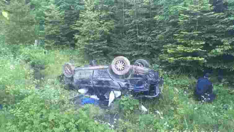 Біля Воловця Škoda зірвалась із дороги в семиметрове  урвище, водій загинув