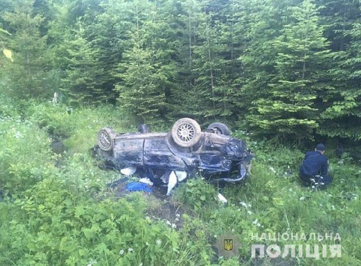 Біля Воловця Škoda зірвалась із дороги в семиметрове  урвище, водій загинув